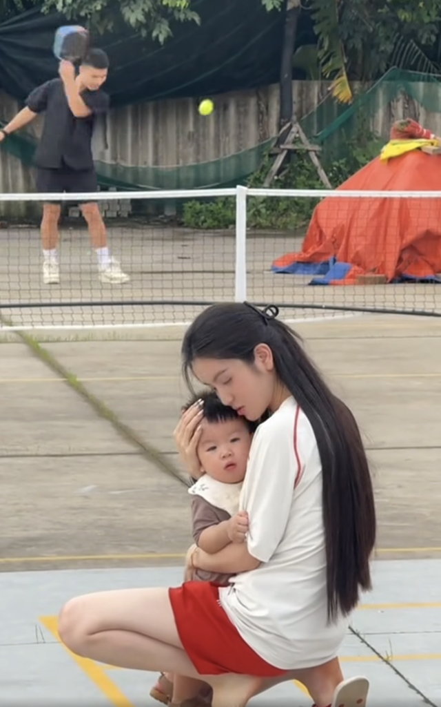 Gia đình Quang Hải chơi pickleball cực vui: Nhân vật này khiến dân mạng 'tan chảy'- Ảnh 1.