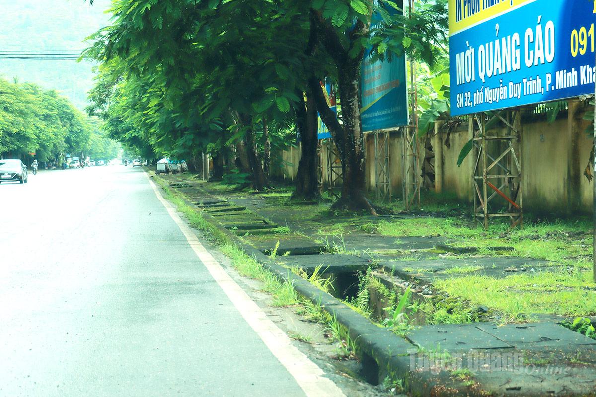Một đoạn rãnh thoát nước tại khu vực đầu cầu 3/2, tổ 8, phường Hà Giang 2 xuất hiện nhiều vị trí không có nắp đậy tiềm ẩn nguy hiểm cho người dân.