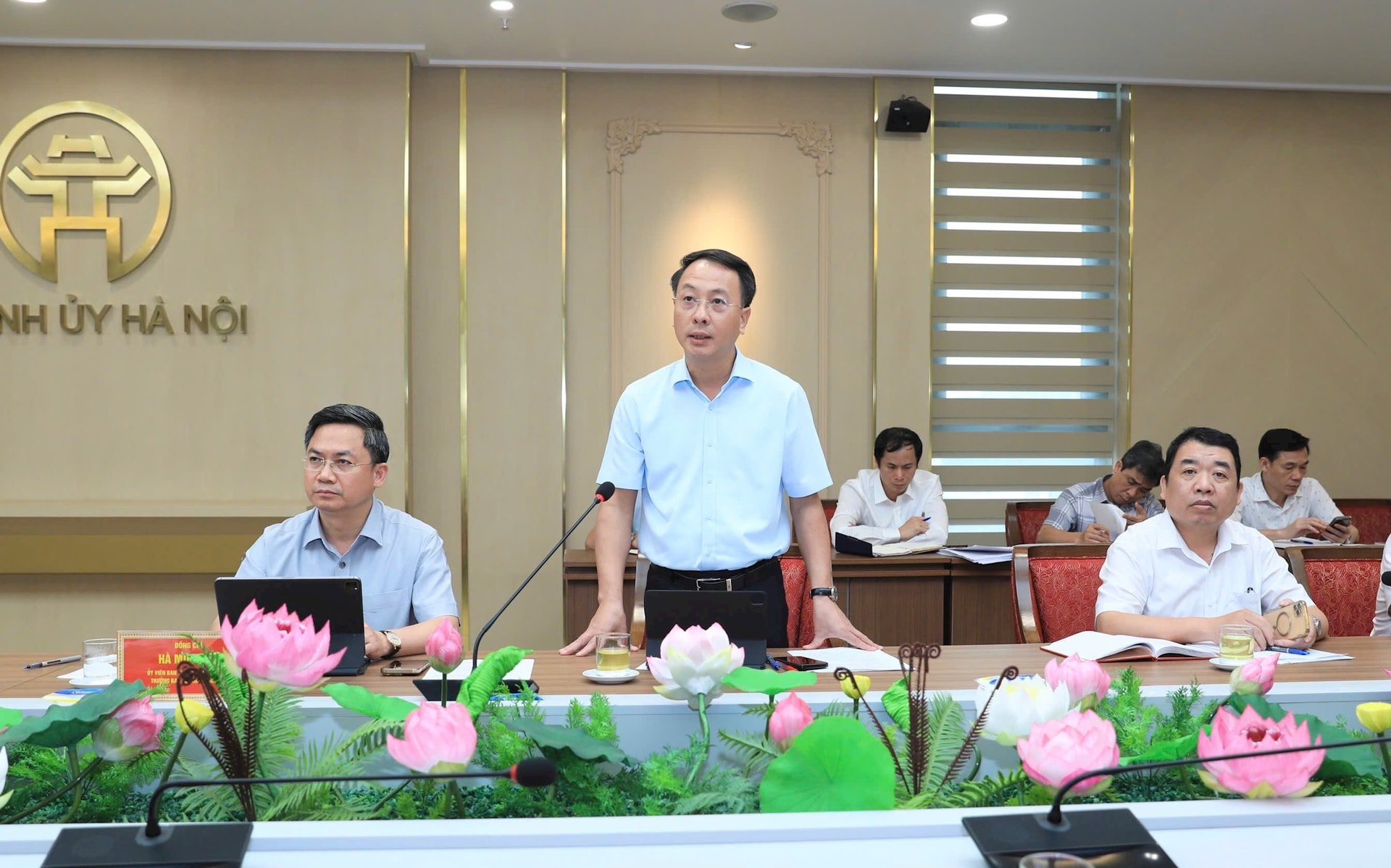 ผู้อำนวยการกรมกิจการภายในกรุงฮานอย ทราน ดินห์ คานห์ กล่าวสุนทรพจน์ในการประชุม ภาพ: Quang Thai