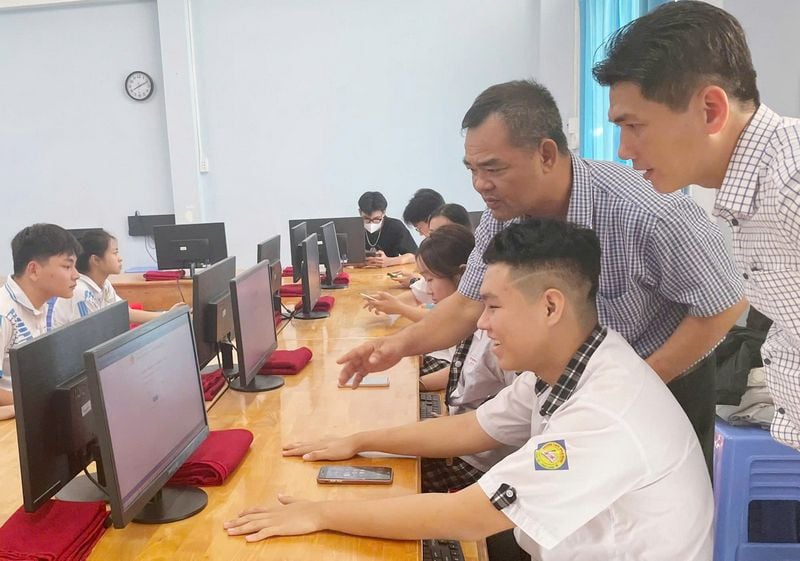Students of Pham Hung High School (Long Ho commune) look up exam scores.