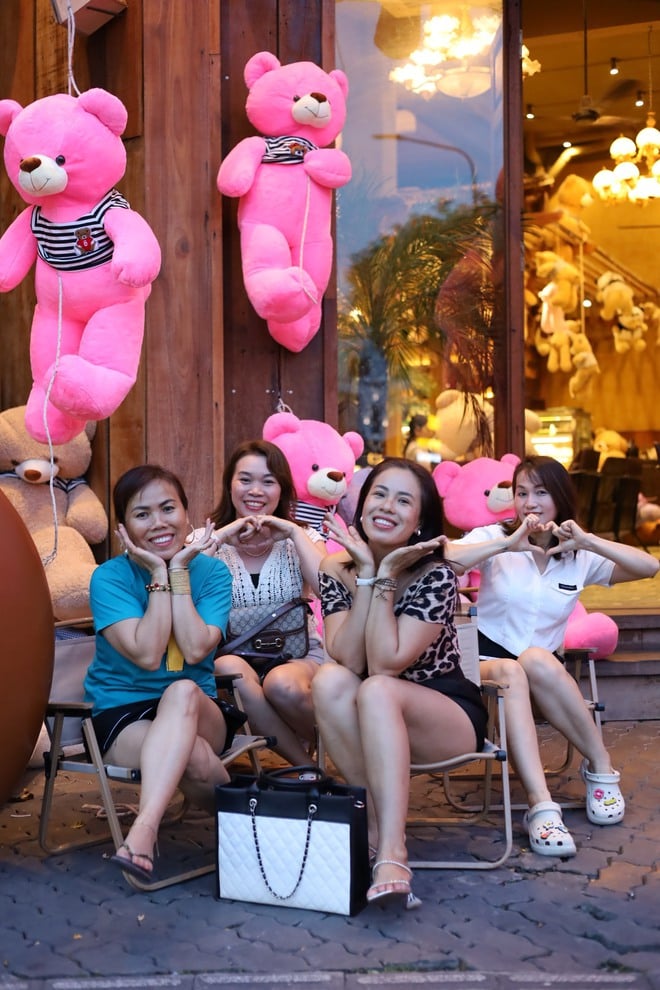 Gấu bông 'phủ hồng' quán cà phê gây bão mạng ở TP.HCM: Khách thích thú check-in - Ảnh 3.