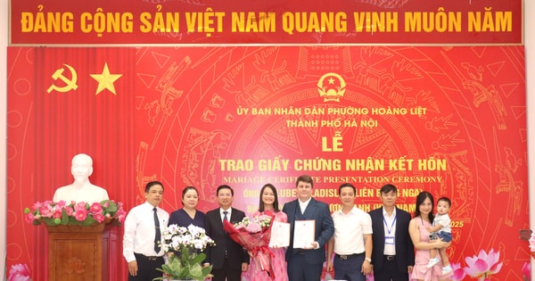 Chủ tịch UBND phường Hoàng Liệt trao giấy chứng nhận kết hôn cho đôi vợ chồng Việt - Nga