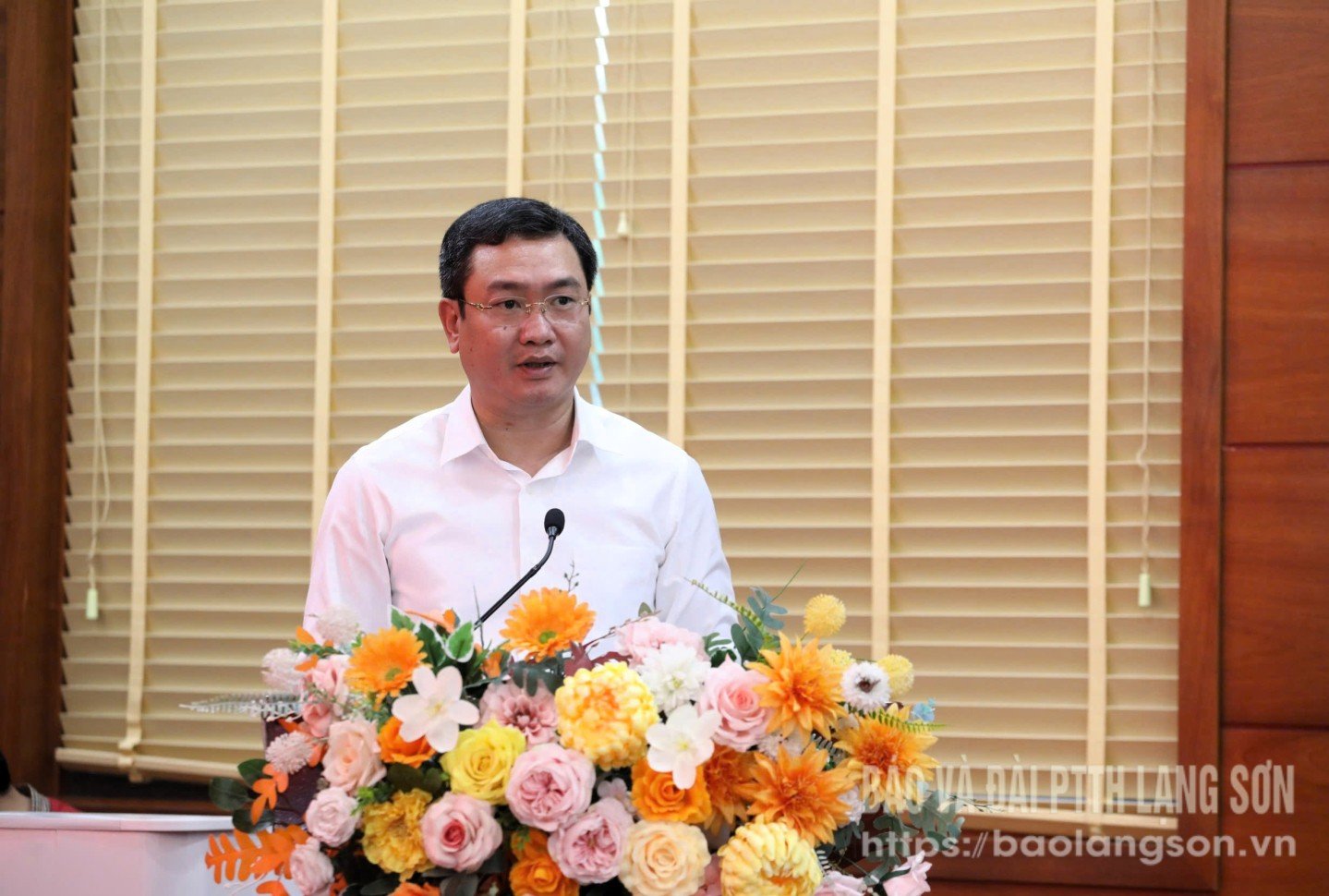 Đồng chí Nguyễn Cảnh Toàn, Phó Bí thư Tỉnh ủy, Phó Trưởng Tiểu ban Văn kiện phát biểu tại hội nghị