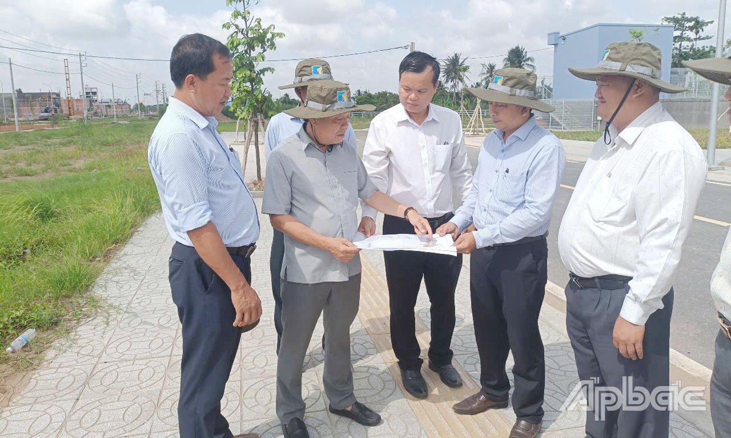 Đồng chí Phan Văn Thắng, Phó Bí thư Tỉnh ủy, Chủ tịch Ủy ban MTTQ Việt Nam tỉnh Đồng Tháp khảo sát Dự án D7 và Khu dân cư hai bên đường, khu đất NƠXH có diện tích khu đất là 7.284 m2 do Công ty cổ phần Đầu tư và Xây dựng Tiền Giang làm chủ đầu tư.
