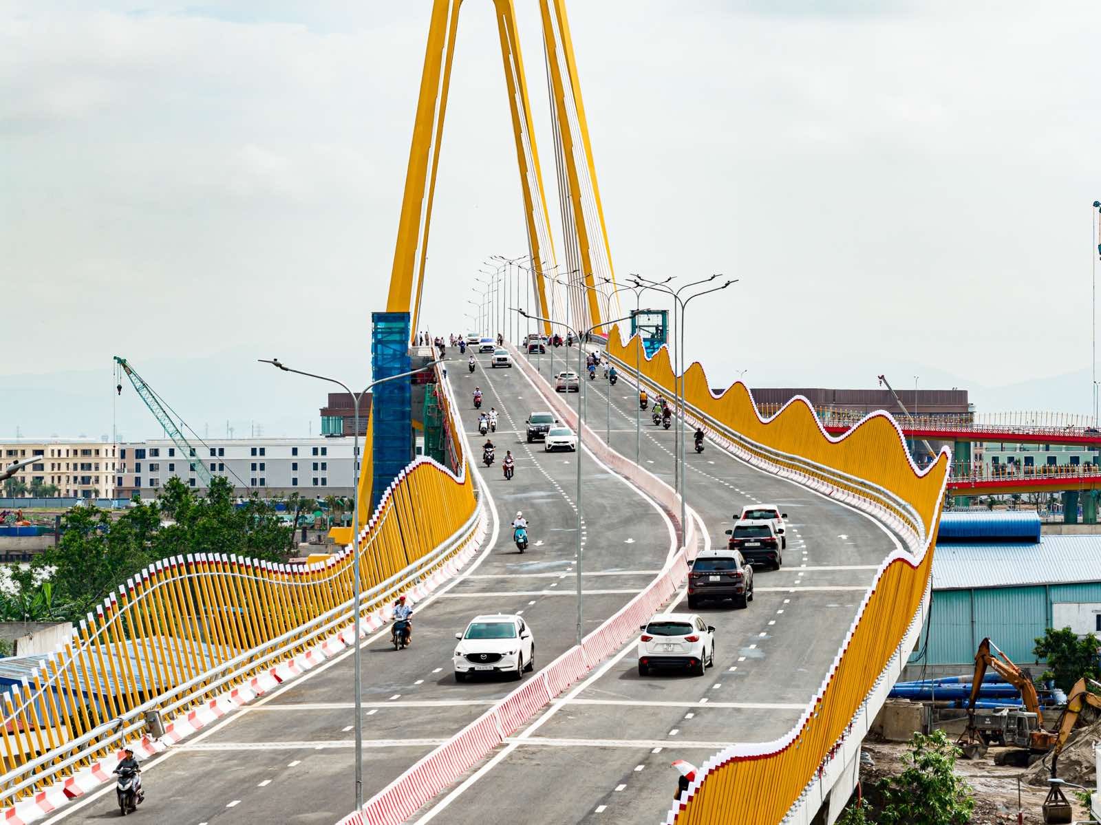 vingroup-thong-xe-cau-hoang-gia-bieu-tuong-phat-trien-moi-cua-hai-phong-2.jpg