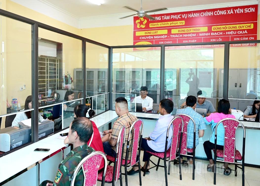Người dân làm thủ tục hành chính tại Trung tâm Phục vụ hành chính công xã Yên Sơn.