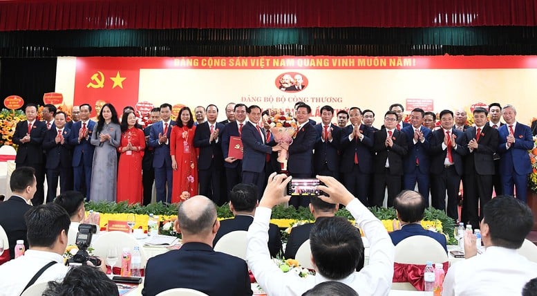 Phó Thủ tướng Bùi Thanh Sơn trao quyết định và tặng hoa chúc mừng Ban Chấp hành Đảng bộ Bộ Công Thương nhiệm kỳ 2025-2030 - Ảnh: VGP/Hải Minh
