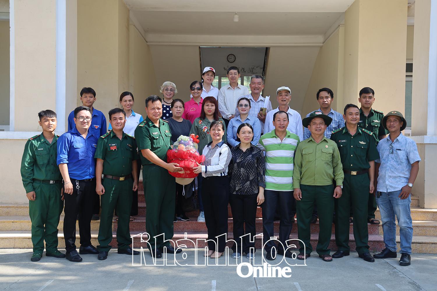 UBMTTQ Việt Nam phường tặng quà Đồn Biên phòng Bích Đầm.