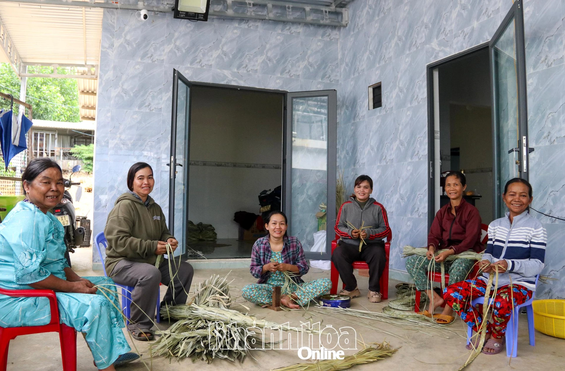 Công việc đan dây lá buông có thể tận dụng thời gian rảnh rỗi, nông nhàn để làm.
