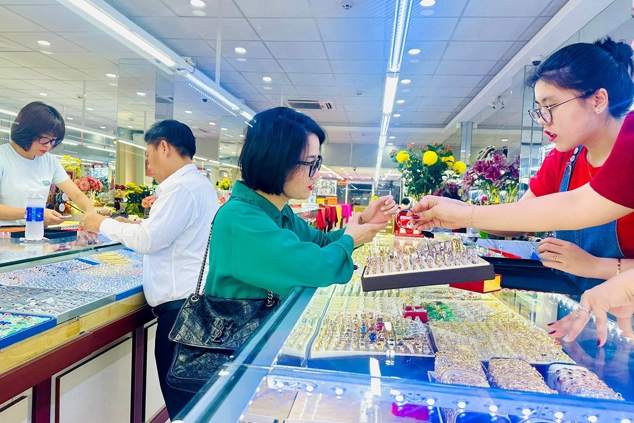 Gold price today July 16: Gold price needs momentum to surpass 3,400 USD