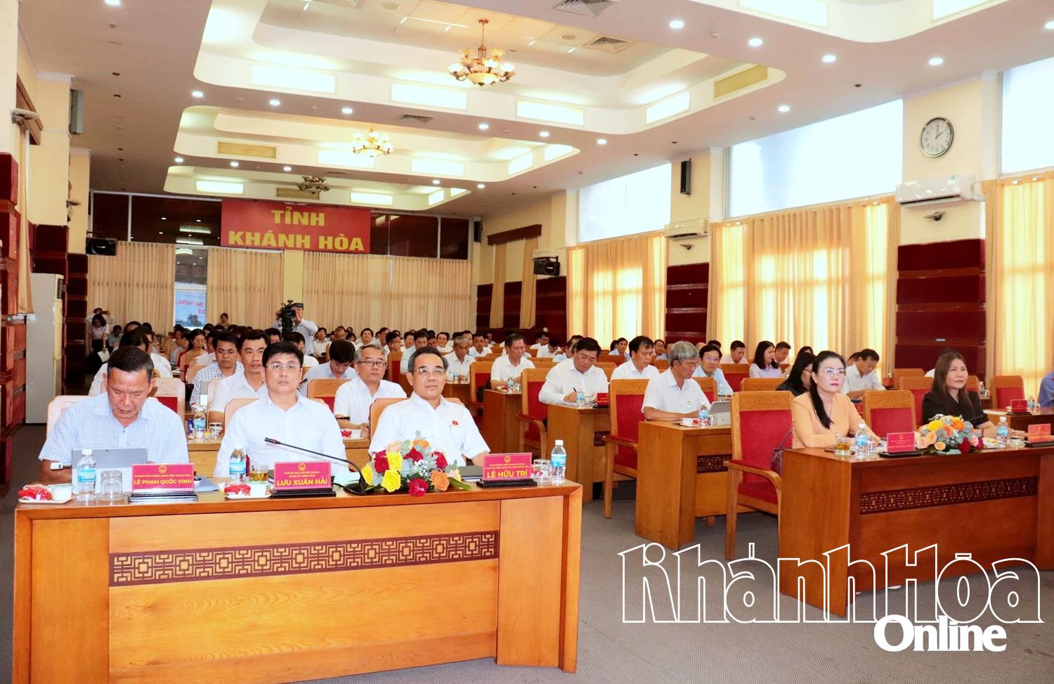 Quang cảnh cuộc họp.