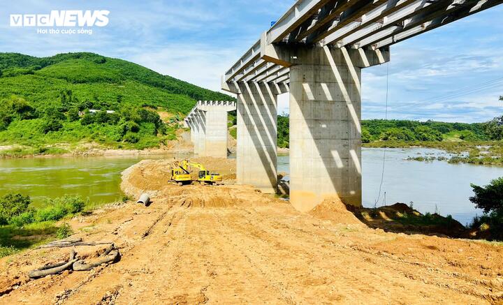 Tháng 11/2021, UBND tỉnh Quảng Nam (cũ) phê duyệt dự án đầu tư xây dựng công trình cầu Tân Bình và đường tránh Quốc lộ 14E qua nội thị thị trấn Tân Bình, huyện Hiệp Đức (nay là xã Hiệp Đức, TP Đà Nẵng). Mục tiêu dự án nhằm từng bước hoàn thiện hệ thống hạ tầng giao thông trên địa bàn và bố trí, sắp xếp lại dân cư khu vực thị trấn Tân Bình, góp phần thúc đẩy phát triển kinh tế - xã hội địa phương.