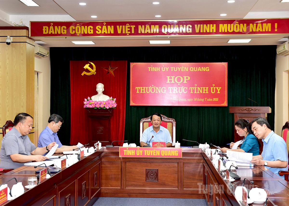 Các đồng chí Thường trực Tỉnh ủy tại cuộc họp.