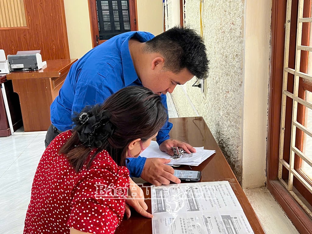 Gewerkschaftsmitglieder erklären den Menschen, wie sie im Servicezentrum der öffentlichen Verwaltung der Gemeinde Nguyen Trai Informationen nachschlagen können.