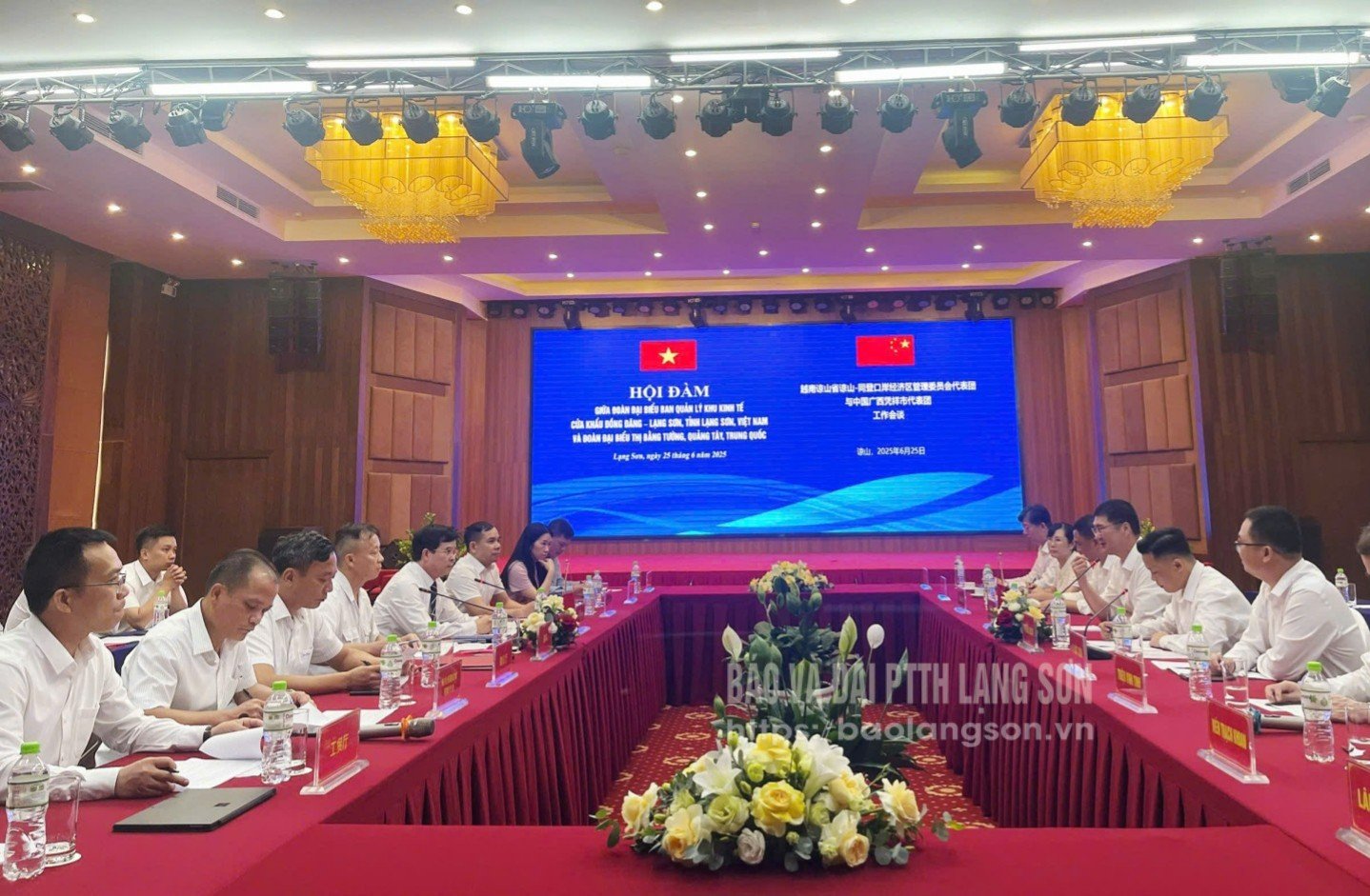 Đoàn đại biểu Ban Quản lý Khu kinh tế cửa khẩu Đồng Đăng - Lạng Sơn hội đàm với đoàn đại biểu thị Bằng Tường, Quảng Tây, Trung Quốc