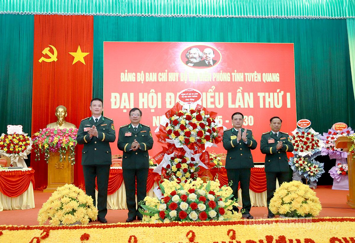 Đại tá Trần Tuấn Anh, Phó Tham mưu trưởng BĐBP tặng hoa chúc mừng Đại hội.