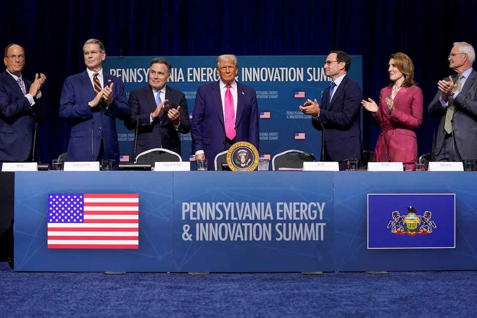 Ông Trump công bố khoản đầu tư 90 tỷ USD cho AI