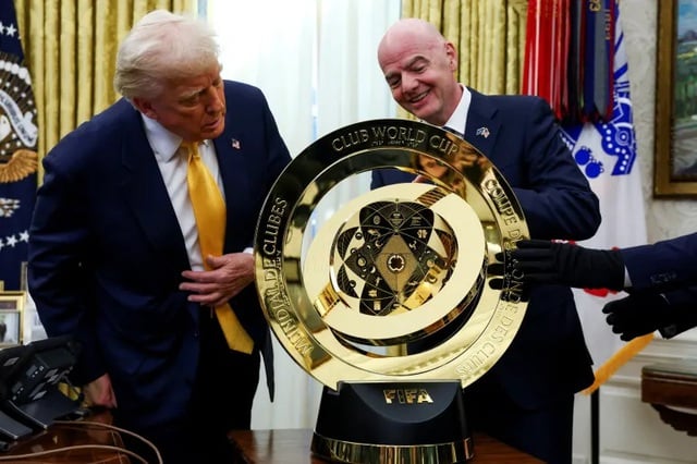 ‘Độc lạ’ Club World Cup: Tổng thống Trump giữ cúp xịn, đội vô địch Chelsea chỉ nhận bản sao- Ảnh 1.
