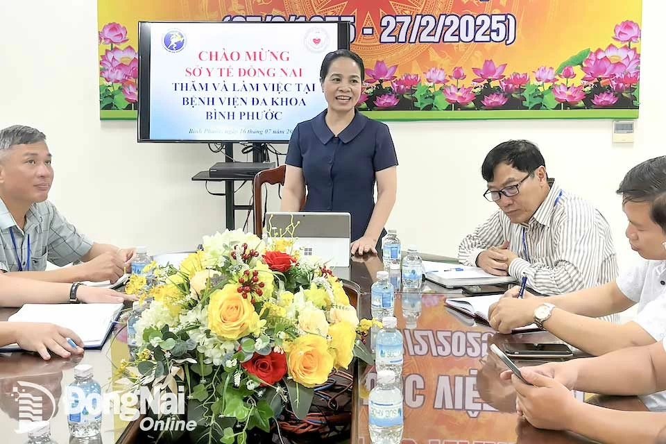 Giám đốc Sở Y tế Đỗ Thị Nguyên chủ trì buổi làm việc tại Bệnh viện Đa khoa Bình Phước. Ảnh: Xuân Hiệp