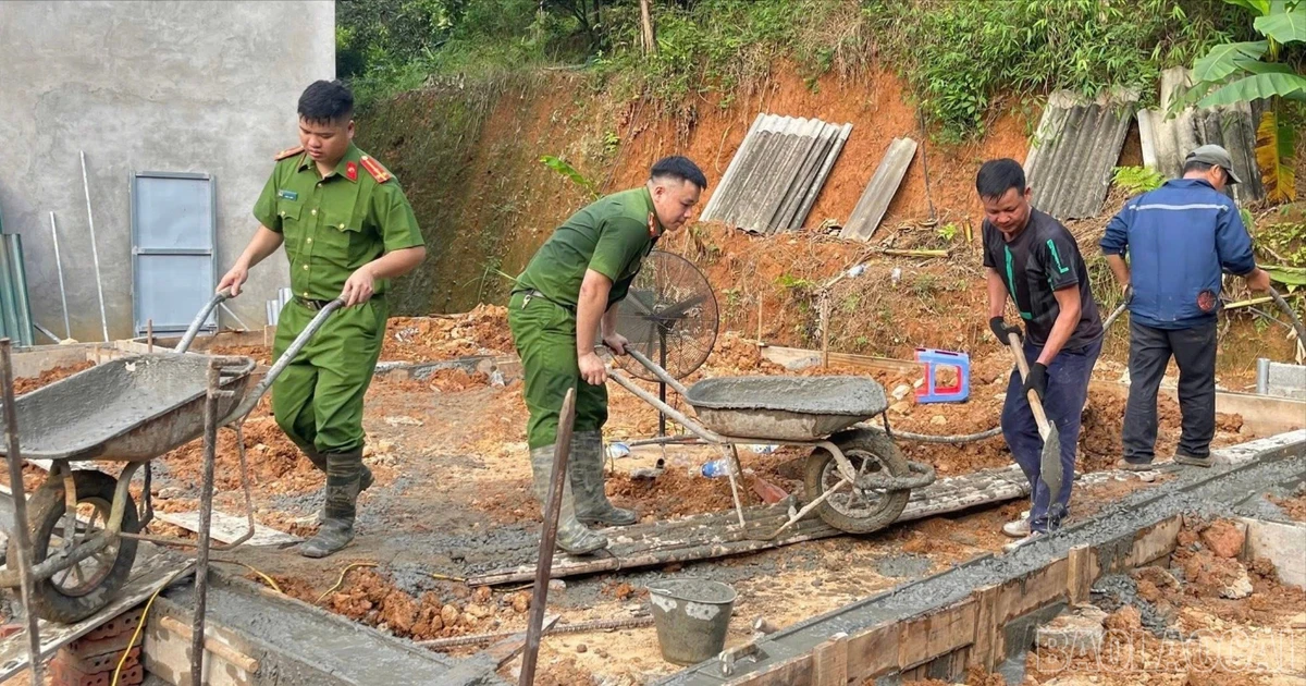 Công an xã Bát Xát khởi công xây nhà cho hộ nghèo