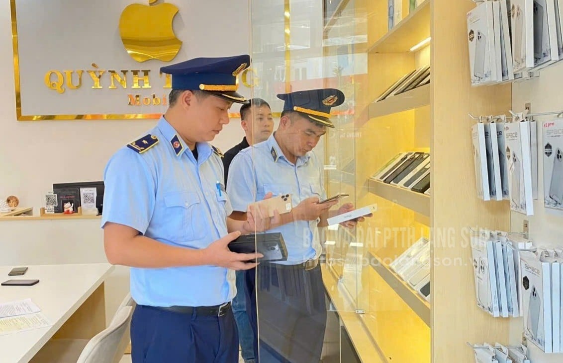 Cán bộ Đội QLTT số 6 kiểm tra cơ sở có hoạt động kinh doanh trên TMĐT tại phường Tam Thanh