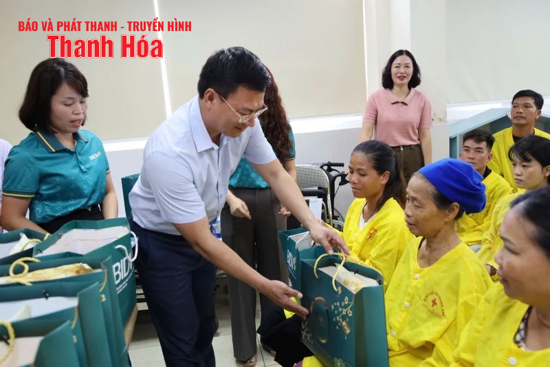 Offrir des cadeaux aux enfants de l'hôpital pour enfants de Thanh Hoa