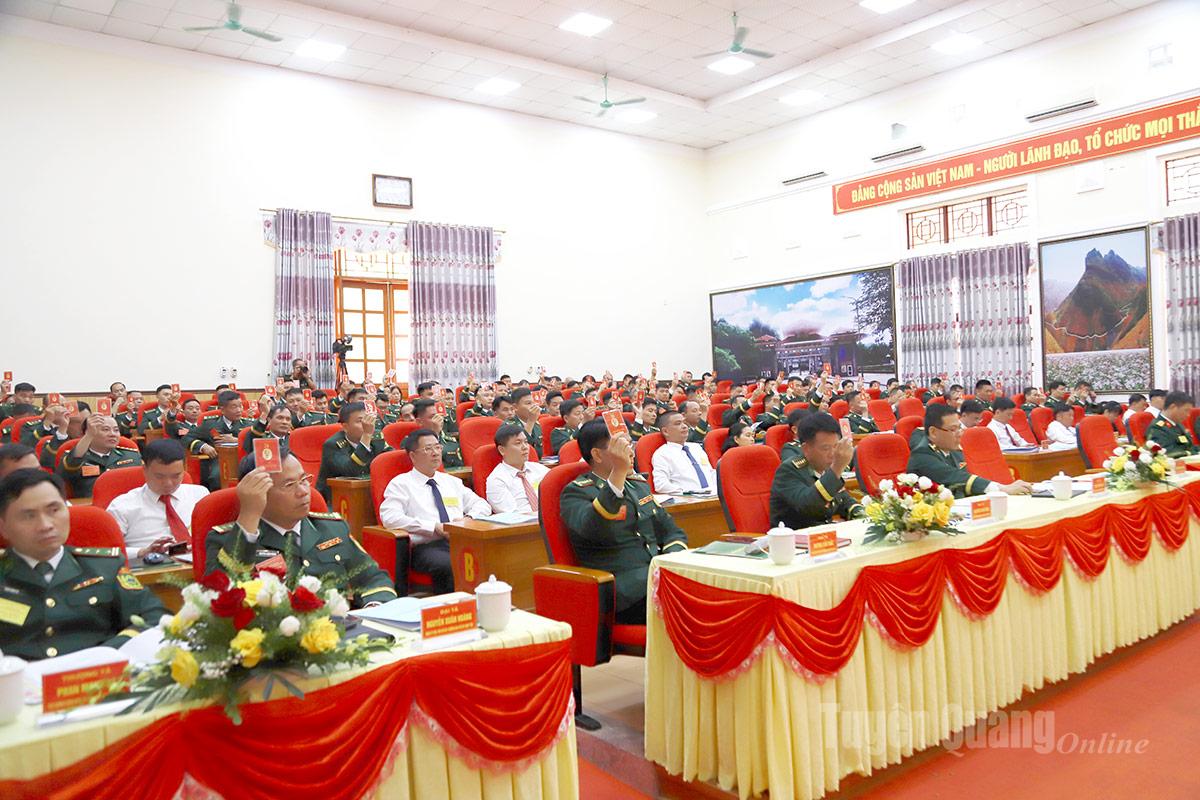 Các đại biểu biểu quyết thông qua Nghị quyết Đại hội.