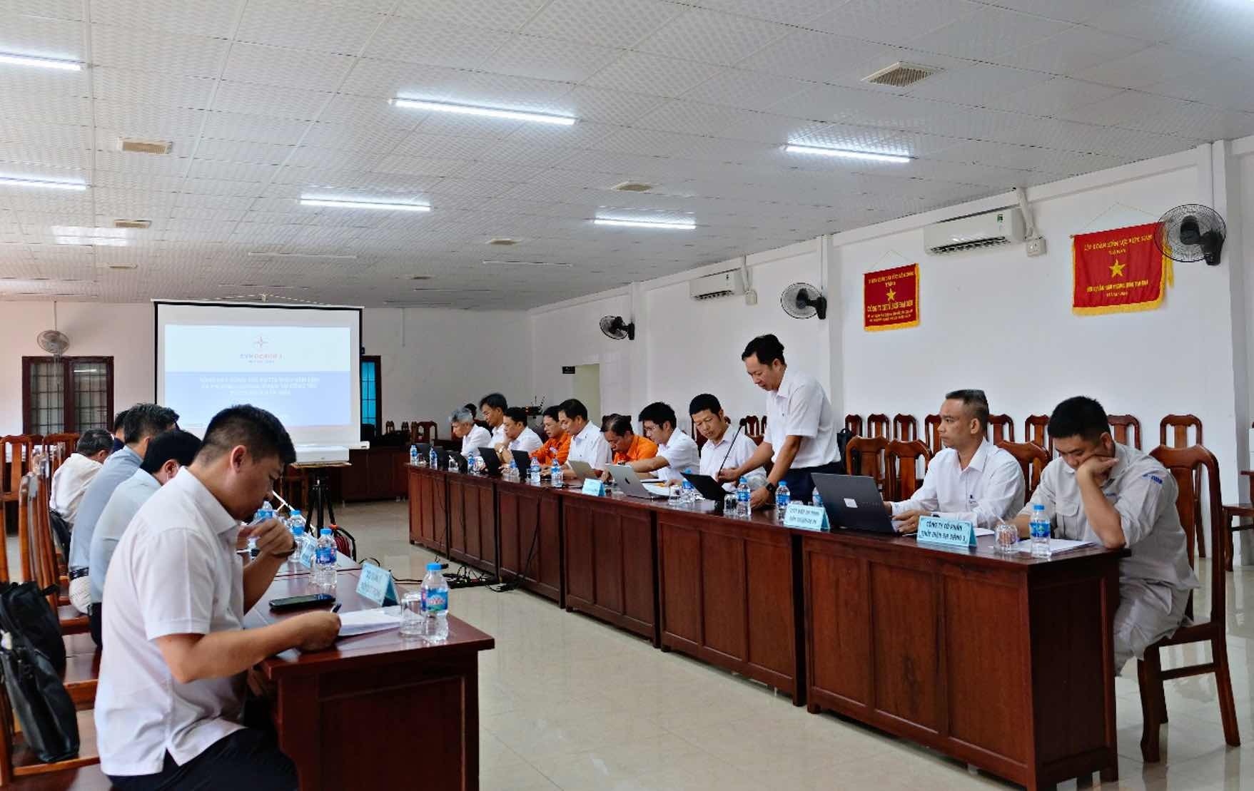 Ông Nguyễn Đăng Tuấn – TP.KTAT Công ty trình bày Báo cáo tại Hội nghị