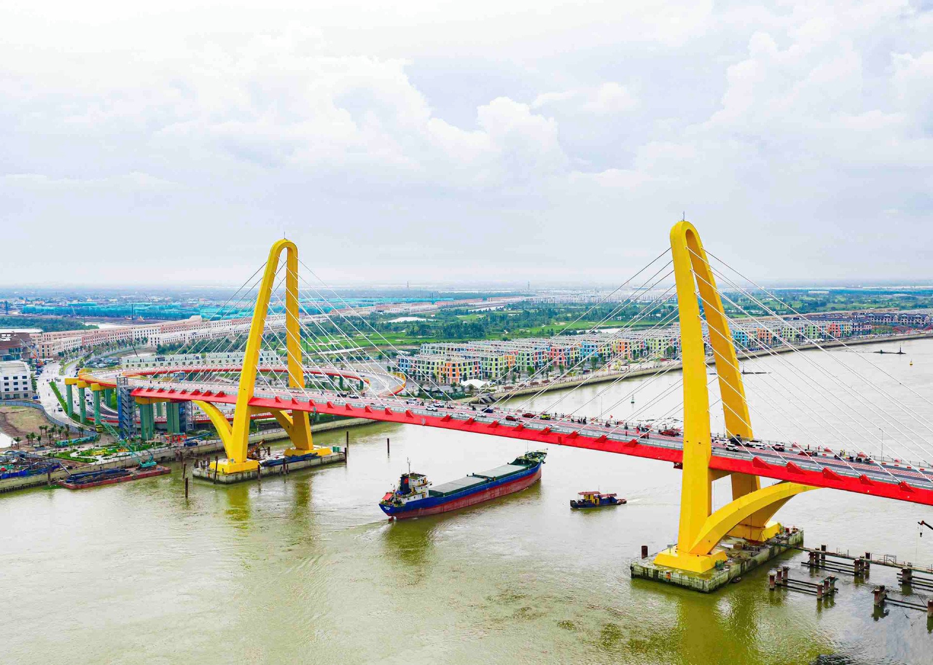 vingroup-thong-xe-cau-hoang-gia-bieu-tuong-phat-trien-moi-cua-hai-phong-1.jpg