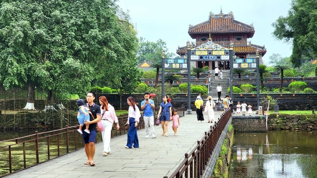 Lượng khách đến Huế tăng trưởng ổn định trong 6 tháng đầu năm - Ảnh 1.