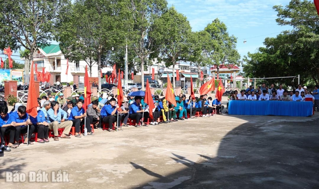 Các đại biểu, đoàn viên, thanh niên, dân quân tự vệ, hội viên các tổ chức chính trị xã hội tham gia lễ phát động.