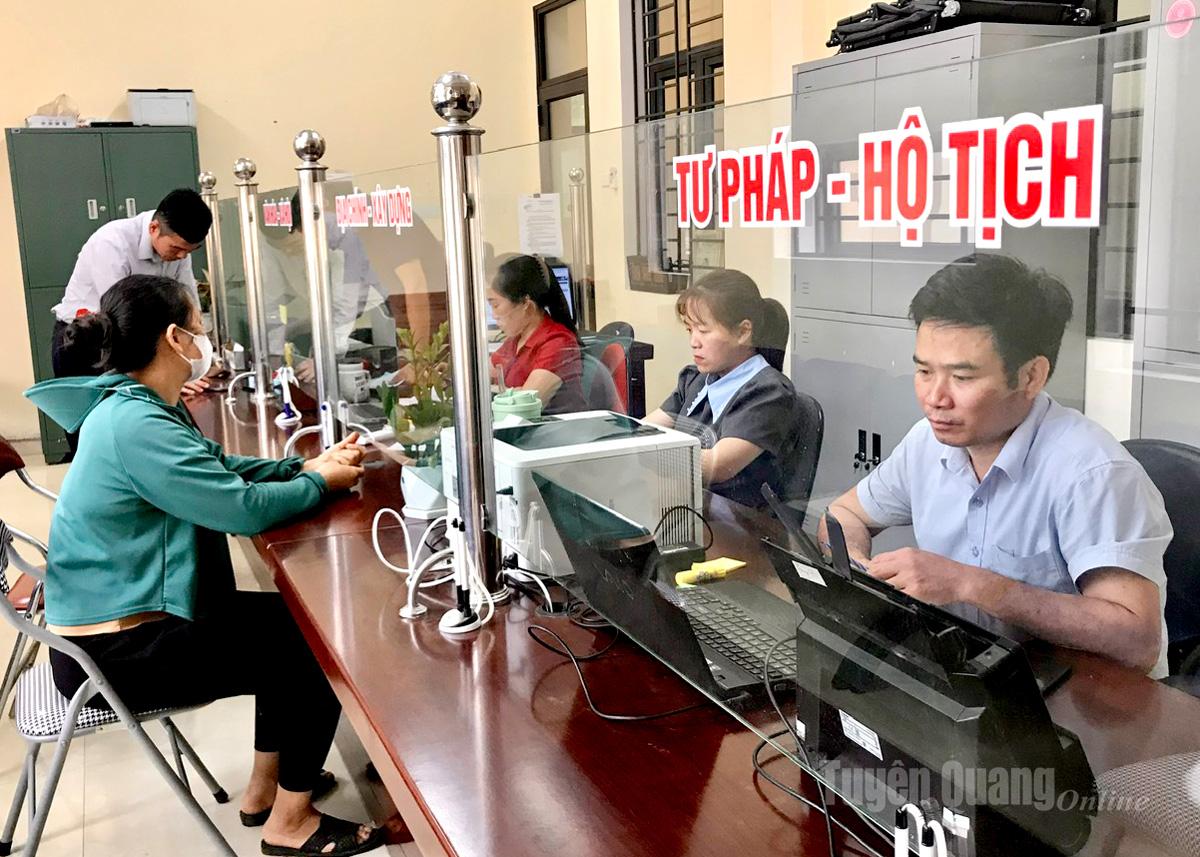 ប្រជាពលរដ្ឋ​ឃុំ​ត្រឹង​សឺន មក​ធ្វើ​នីតិវិធី​នៅ​មណ្ឌល​រដ្ឋបាល​សាធារណៈ​ឃុំ។