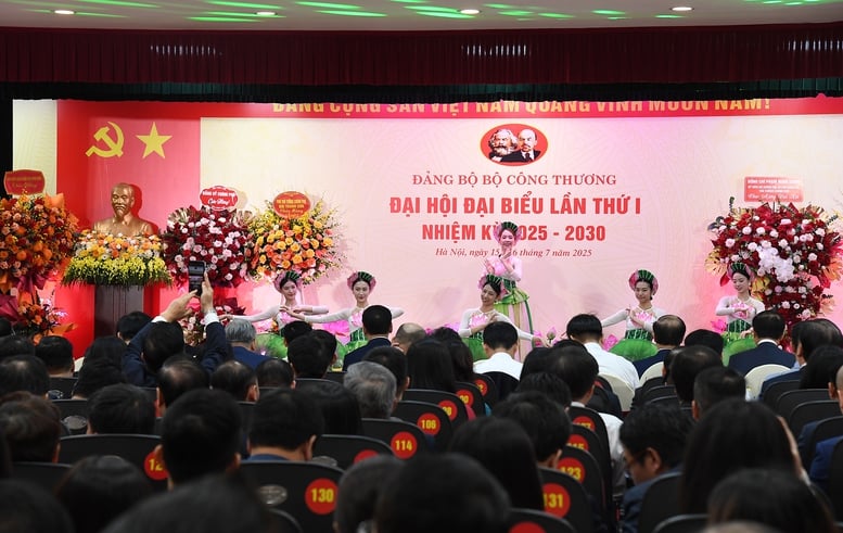 Tiết mục văn nghệ chào mừng Đại hội đại biểu Đảng bộ Bộ Công Thương lần thứ I nhiệm kỳ 2025-2030 - Ảnh: VGP/Hải Minh