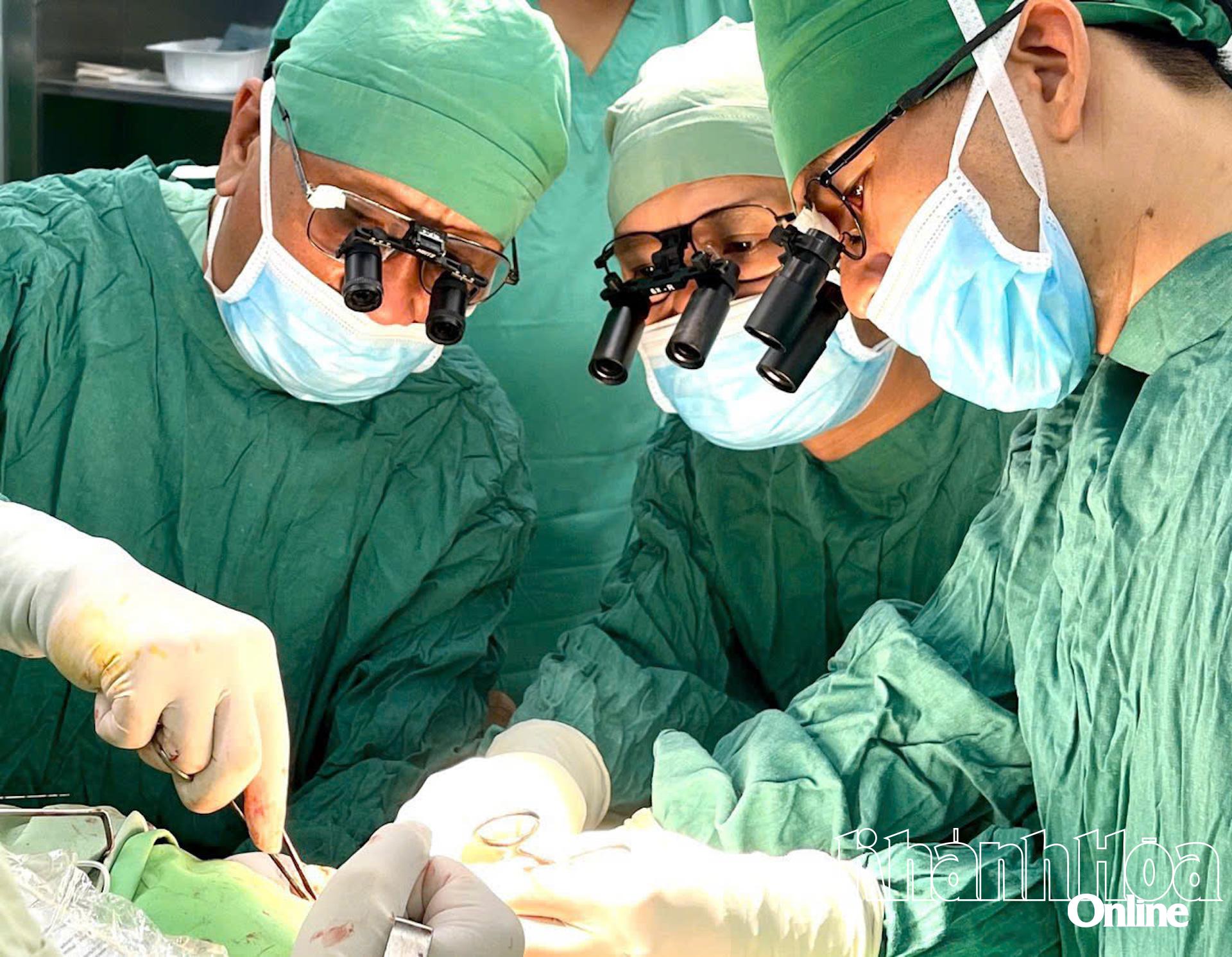 Đoàn chuyên gia Bệnh viện Chấn thương Chỉnh hình TP. Hồ Chí Minh thực hiện ca phẫu thuật tại Bệnh viện Đa khoa Khánh Hòa.