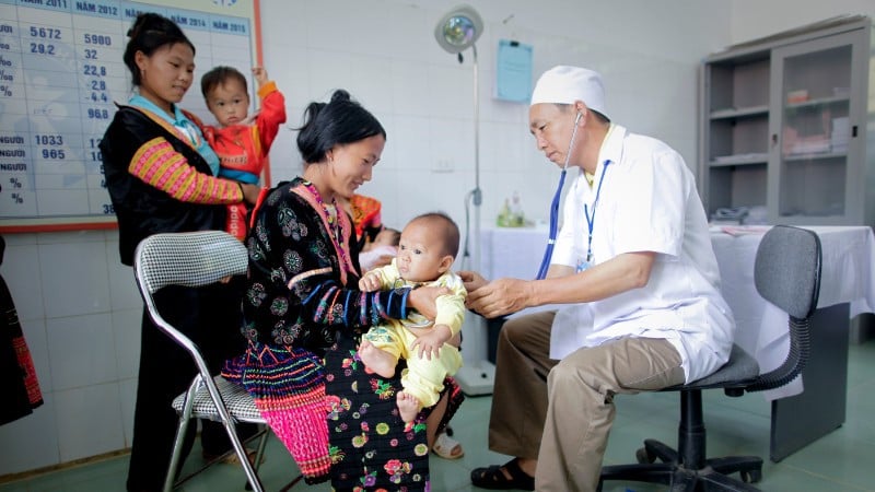 WUENIC-Daten zeigen die Schlüsselrolle der Regierung, der nationalen Finanzen und der medizinischen Grundversorgung bei der Erreichung des globalen Impfziels bis 2030. (Foto: UNICEF)