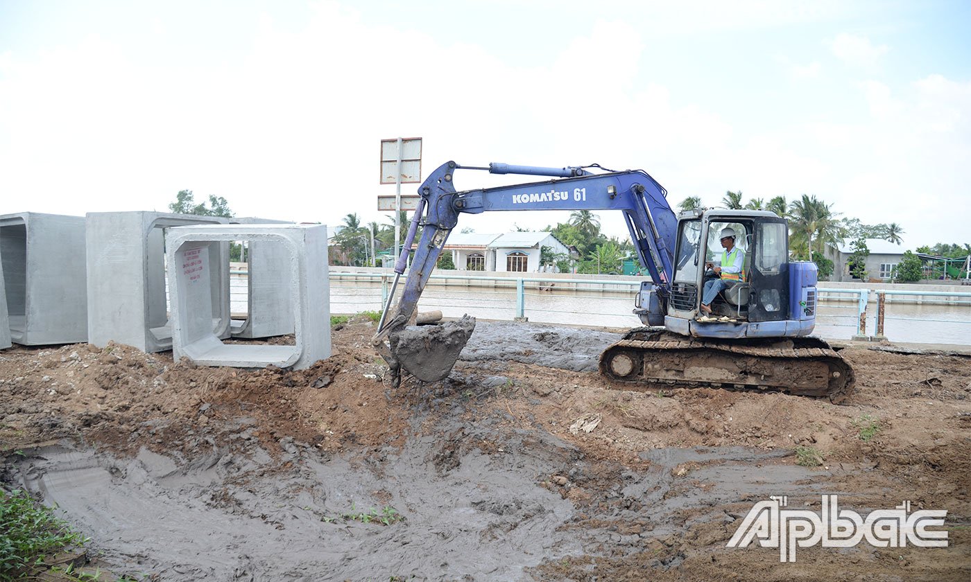 Ông Vương Phú Dân, Giám sát trưởng gói thầu phân đoạn 2 (chủ đầu tư) cho biết, kể từ khi Chủ tịch UBND tỉnh Đồng Tháp đến kiểm tra tiến độ công trình, gói thầu phân đoạn 2 đã được đẩy nhanh rất nhiều. Cụ thể, mặt bằng hiện đã được bàn giao trên 90%. Ở những đoạn mặt bằng đã được bàn giao, chủ đầu tư, nhà thầu đã tổ chức đẩy nhanh tiến độ thi công. Hiện nhà thầu đã đồng loạt triển khai tại những vị trí đã giao mặt bằng. Trong thời gian tới, chủ đầu tư sẽ đôn đốc nhà thầu tập trung nhân lực, thiết bị, cố gắng hoàn thành toàn bộ phần đóng cọc đến 31-8 tại những đoạn đã được giao mặt bằng. Song song đó, gói thầu sẽ tập trung thi công phần tường kè bê tông và những hạng mục khác.