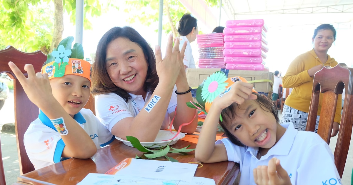 Tình nguyện viên Hàn Quốc giao lưu với trẻ khuyết tật