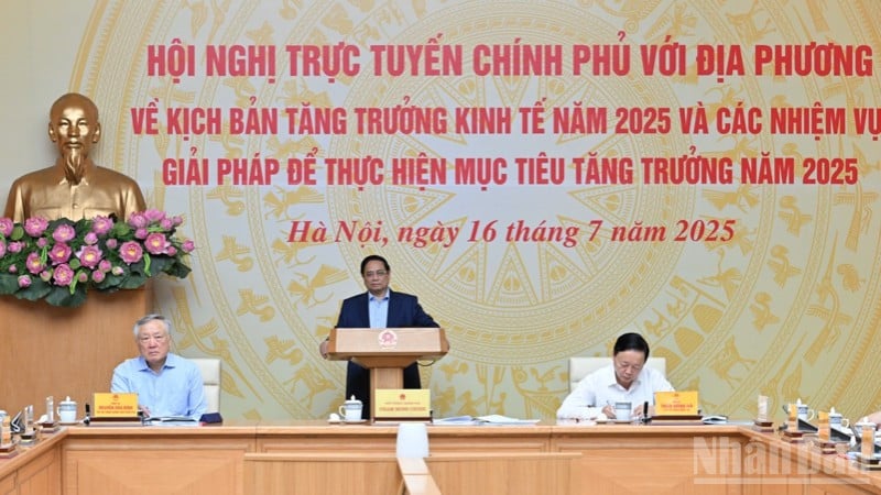 Thủ tướng Chính phủ Phạm Minh Chính chủ trì Hội nghị trực tuyến với địa phương về kịch bản tăng trưởng kinh tế. (Ảnh: TRẦN HẢI)