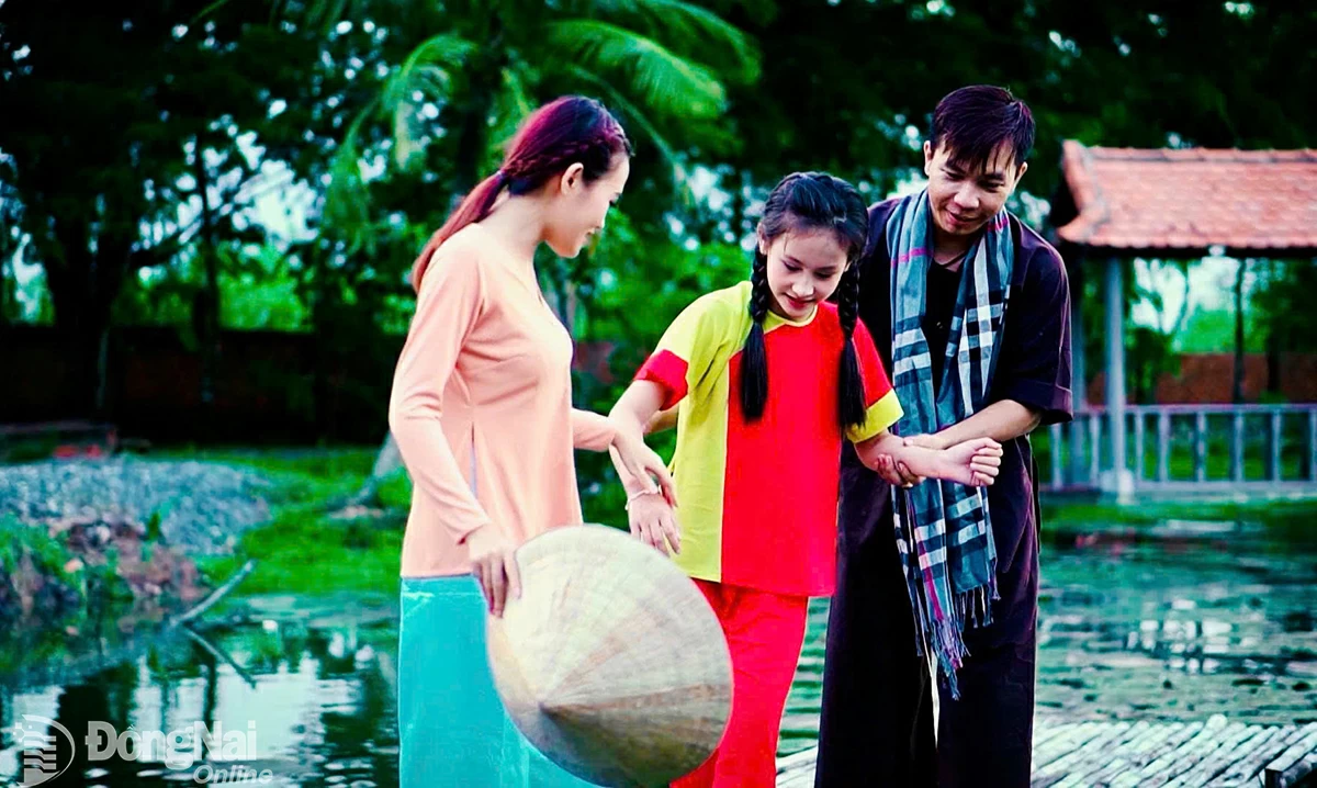 Hình ảnh ca sĩ Thảo Vy trong ca khúc “Cánh đồng tuổi thơ”, sáng tác Lư Nhất Vũ
