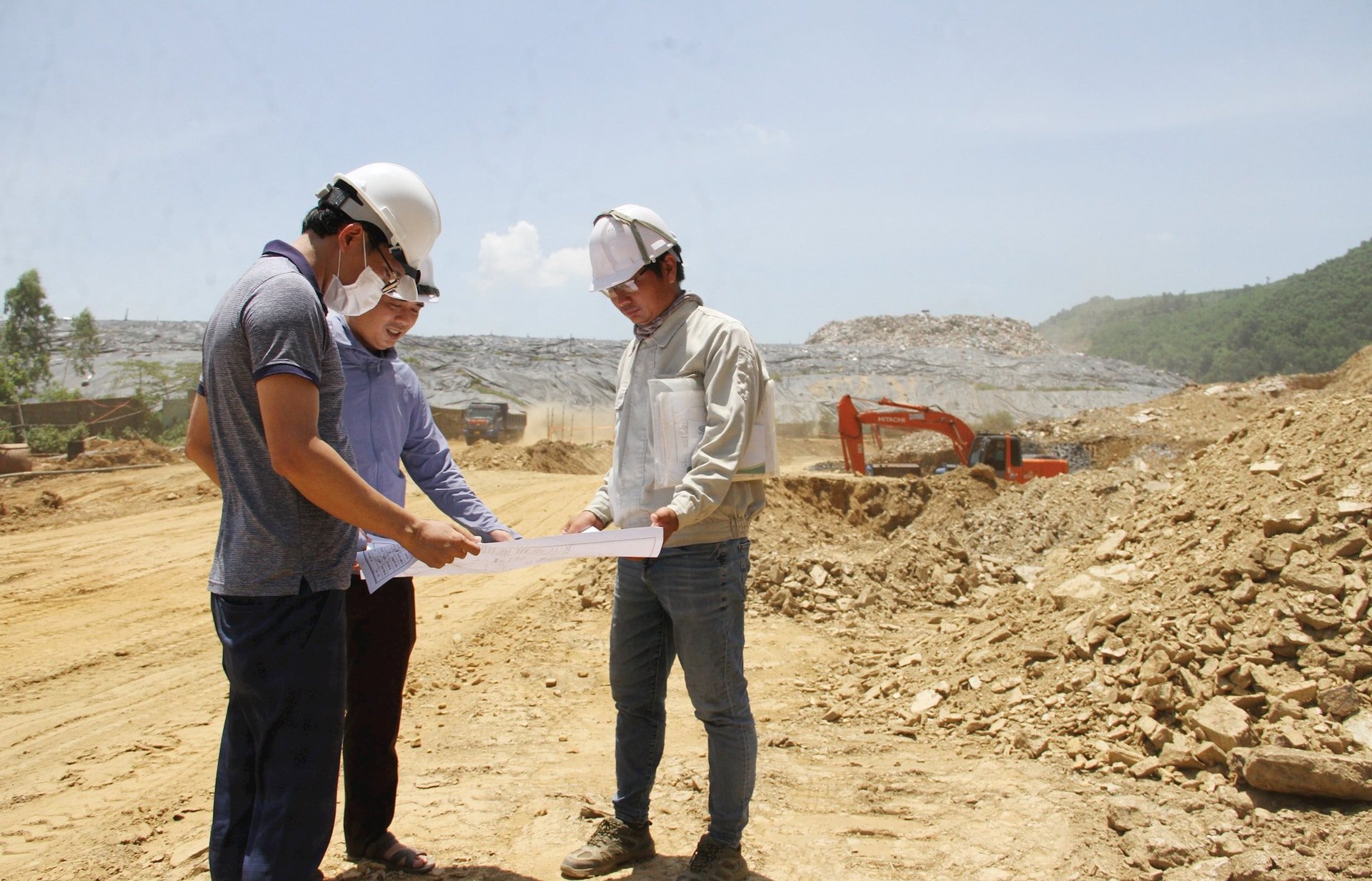 Les responsables du comité de gestion des projets d'investissement prioritaires en infrastructures de la ville de Da Nang inspectent régulièrement la construction de la 7e décharge de Khanh Son. Photo : TRONG HUNG