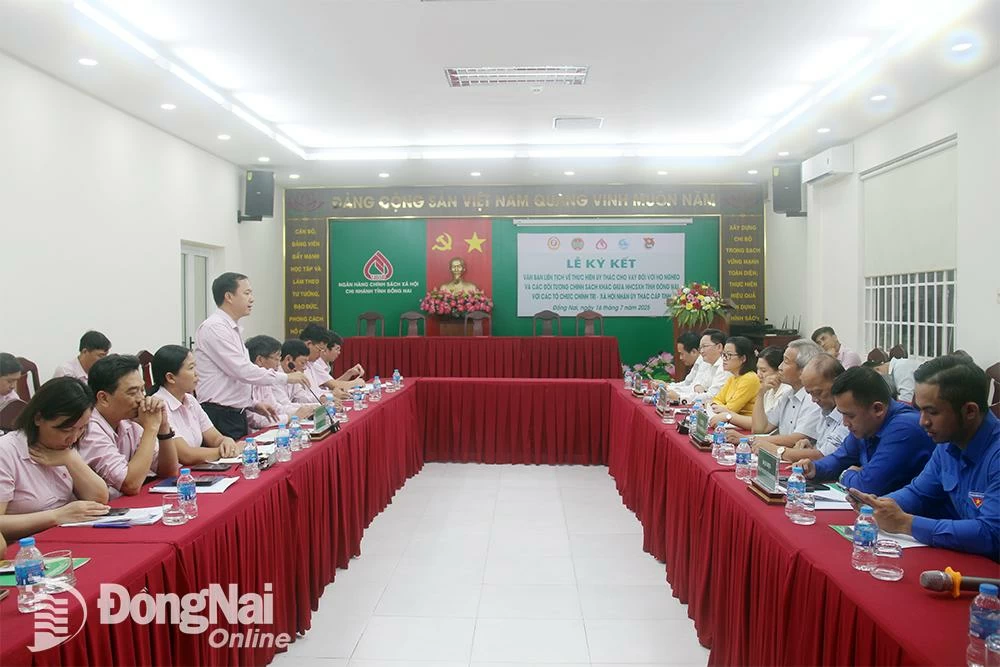នាយកស្តីទីនៃធនាគារវៀតណាមសម្រាប់គោលនយោបាយសង្គម សាខា Dong Nai លោក Le Ba Chuyen ថ្លែងនៅក្នុងពិធីចុះហត្ថលេខានេះ។ រូបថត៖ Hai Quan