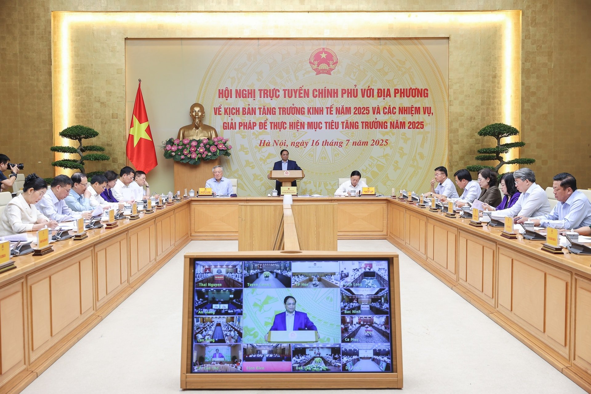 Thủ tướng: Phấn đấu tăng trưởng kinh tế năm 2025 từ 8,3-8,5%- Ảnh 2.