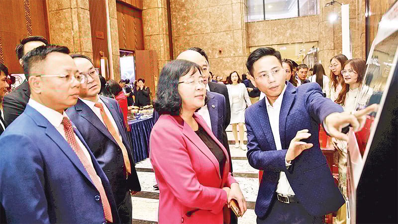 Les dirigeants du Comité du Parti de Hanoi expérimentent des applications de transformation numérique partagées à trois niveaux de la ville.