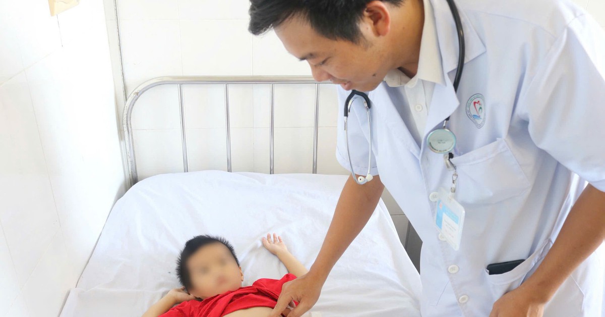 Phẫu thuật lấy búi tóc nặng nửa ký khỏi dạ dày bệnh nhi 5 tuổi