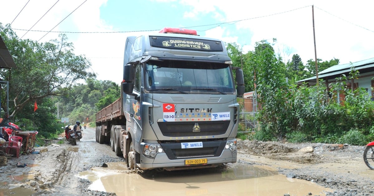 Gập ghềnh đường lên cửa khẩu