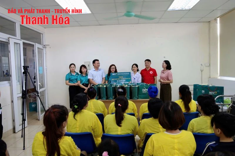 Offrir des cadeaux aux enfants de l'hôpital pour enfants de Thanh Hoa