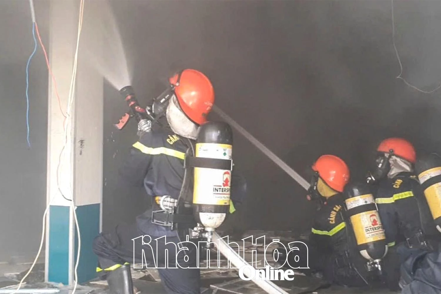 Lực lượng chữa cháy nỗ lực dập tắt đám cháy tại một căn nhà của người dân ở phường Nha Trang.
