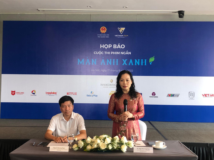 Dr. Ngo Phuong Lan and Deputy Director of the Department of Information and Communications of Quang Ninh province Le Quang Ngoc introduced the award ceremony.