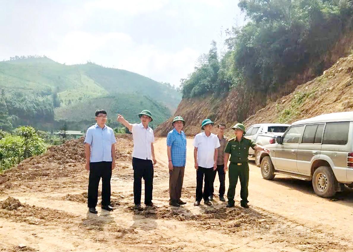 Lãnh đạo xã Hùng Lợi kiểm tra tiến độ xây dựng các công trình trên địa bàn.