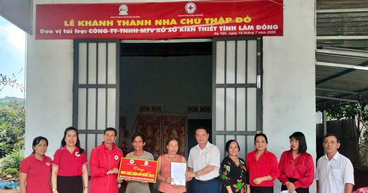 Lam Dong Red Cross Society donates 2 charity houses